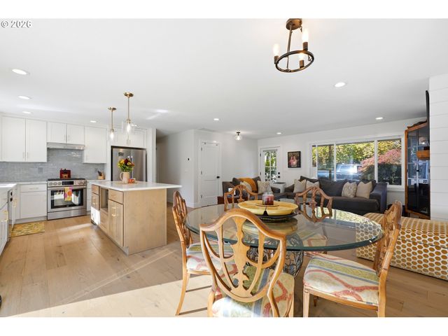5840 Sw BURMA Rd, Lake Oswego, OR 97035