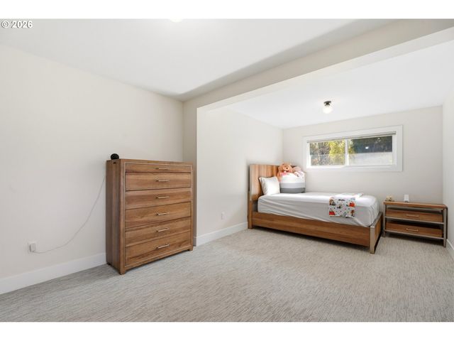 5840 Sw BURMA Rd, Lake Oswego, OR 97035
