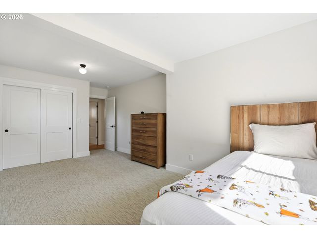 5840 Sw BURMA Rd, Lake Oswego, OR 97035