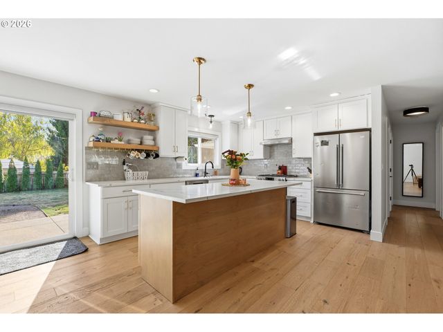 5840 Sw BURMA Rd, Lake Oswego, OR 97035