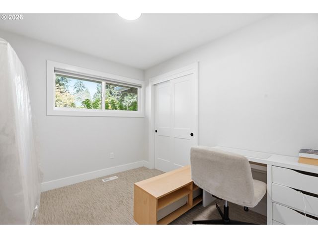 5840 Sw BURMA Rd, Lake Oswego, OR 97035
