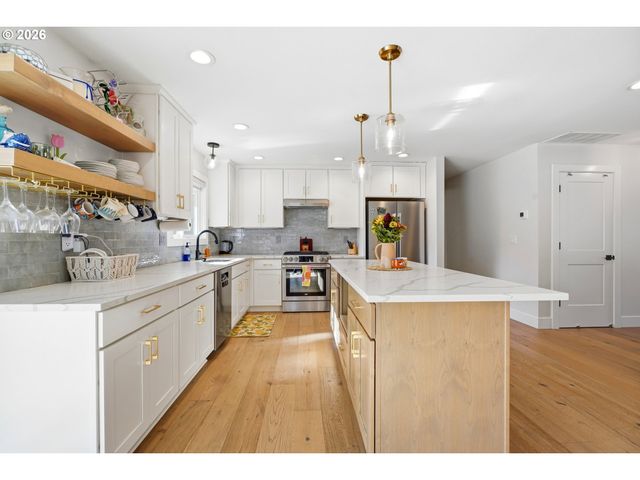 5840 Sw BURMA Rd, Lake Oswego, OR 97035