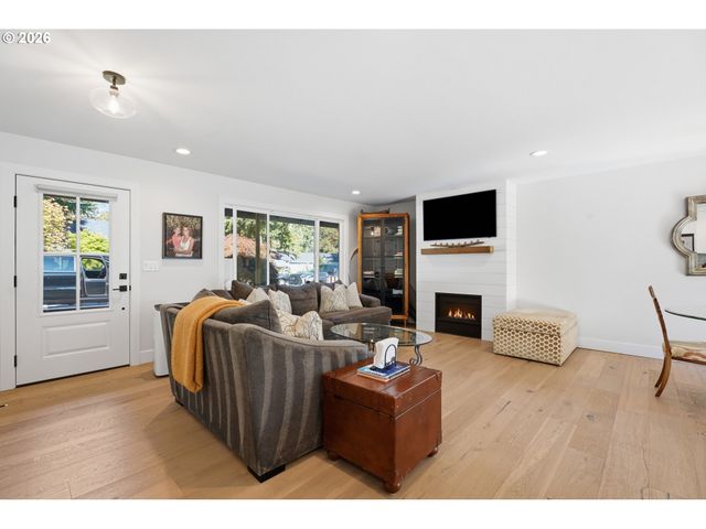 5840 Sw BURMA Rd, Lake Oswego, OR 97035