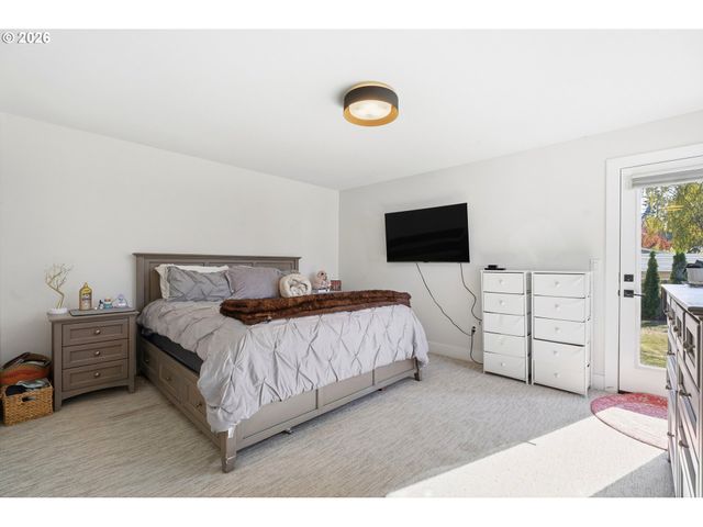 5840 Sw BURMA Rd, Lake Oswego, OR 97035