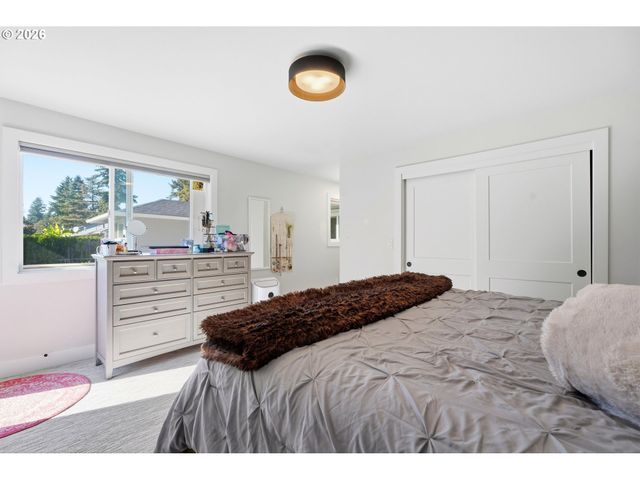 5840 Sw BURMA Rd, Lake Oswego, OR 97035