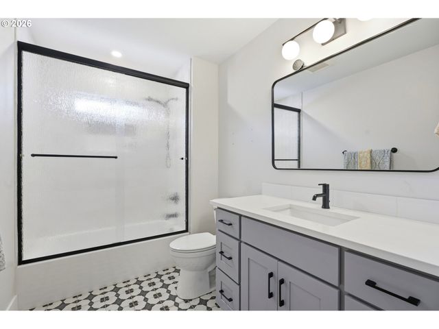 5840 Sw BURMA Rd, Lake Oswego, OR 97035