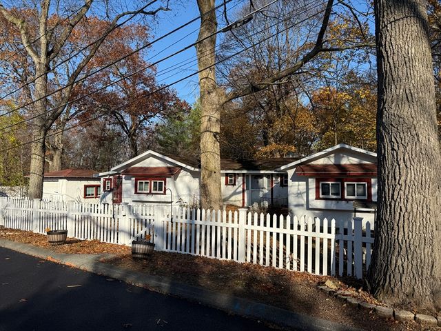 1 Sidney St, Wakefield, MA 01880