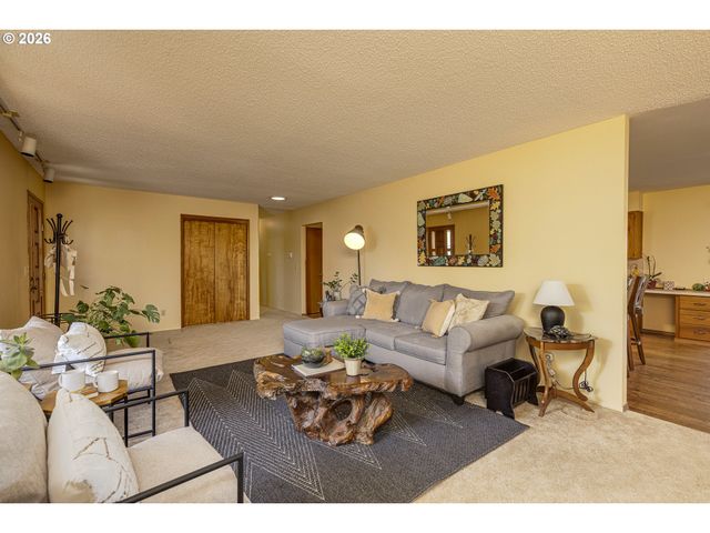 492 N LARCH Ave, Stayton, OR 97383