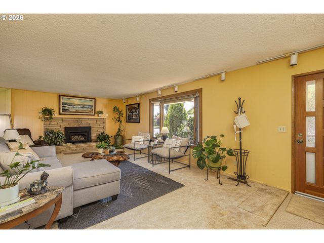 492 N LARCH Ave, Stayton, OR 97383