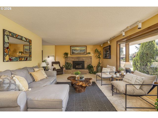 492 N LARCH Ave, Stayton, OR 97383