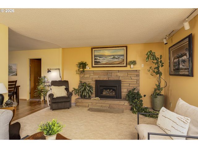492 N LARCH Ave, Stayton, OR 97383
