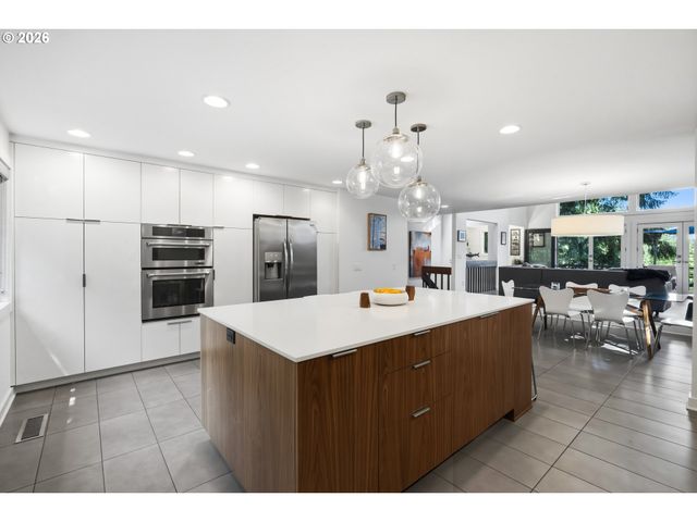 12 PARTRIDGE Ln, Lake Oswego, OR 97035