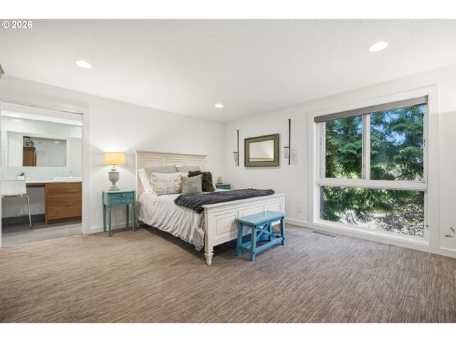 12 PARTRIDGE Ln, Lake Oswego, OR 97035