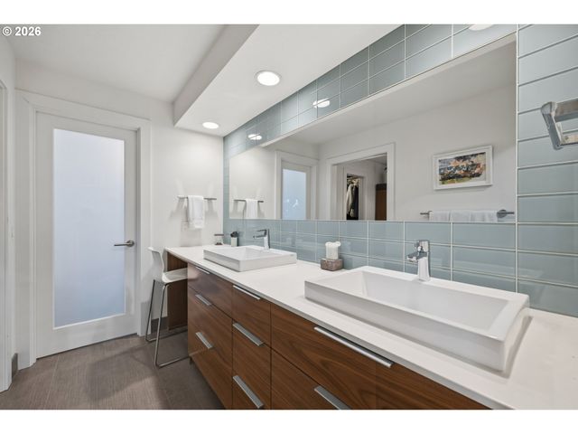 12 PARTRIDGE Ln, Lake Oswego, OR 97035