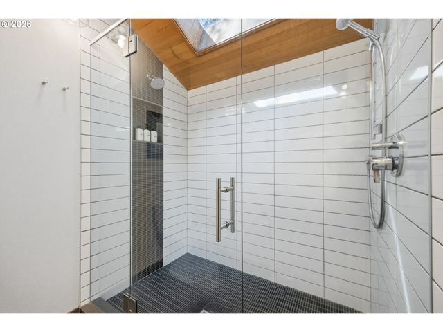 12 PARTRIDGE Ln, Lake Oswego, OR 97035