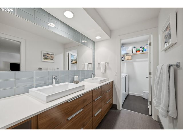 12 PARTRIDGE Ln, Lake Oswego, OR 97035
