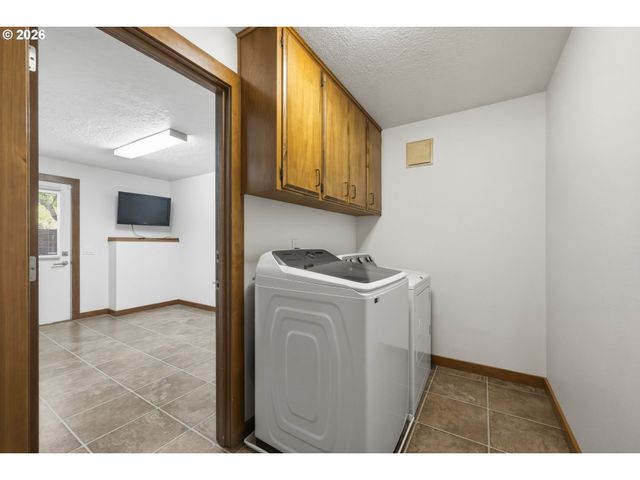 12 PARTRIDGE Ln, Lake Oswego, OR 97035