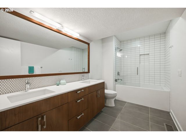12 PARTRIDGE Ln, Lake Oswego, OR 97035