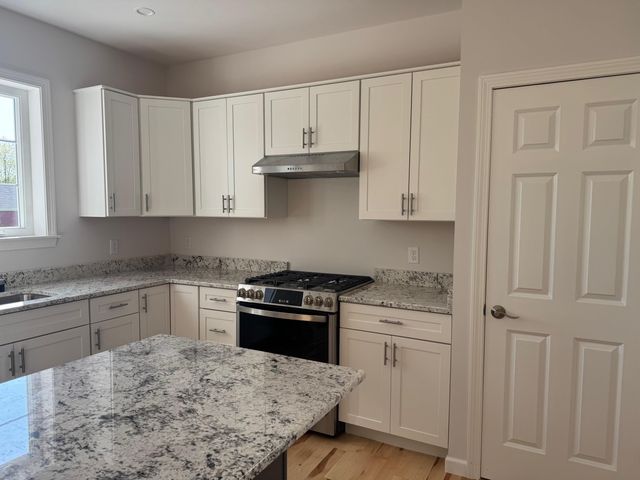 11 Rock Ridge Boulevard, Lebanon, NH 03784