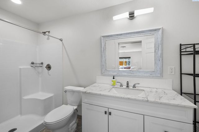 2404 Dallas St, Richland, WA 99352