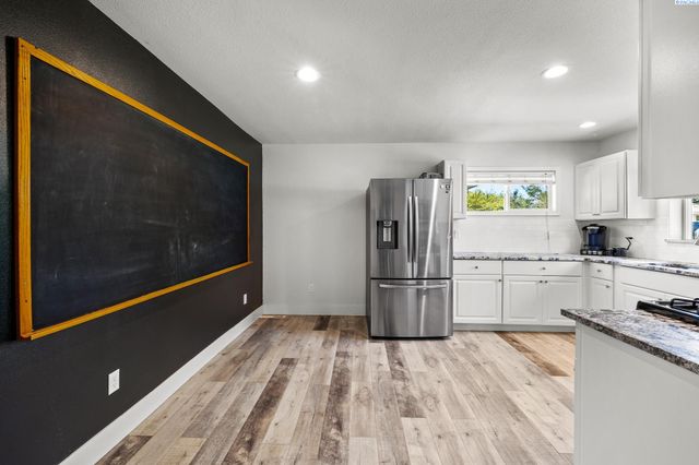 2404 Dallas St, Richland, WA 99352