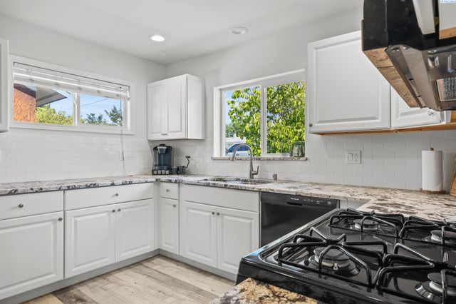 2404 Dallas St, Richland, WA 99352