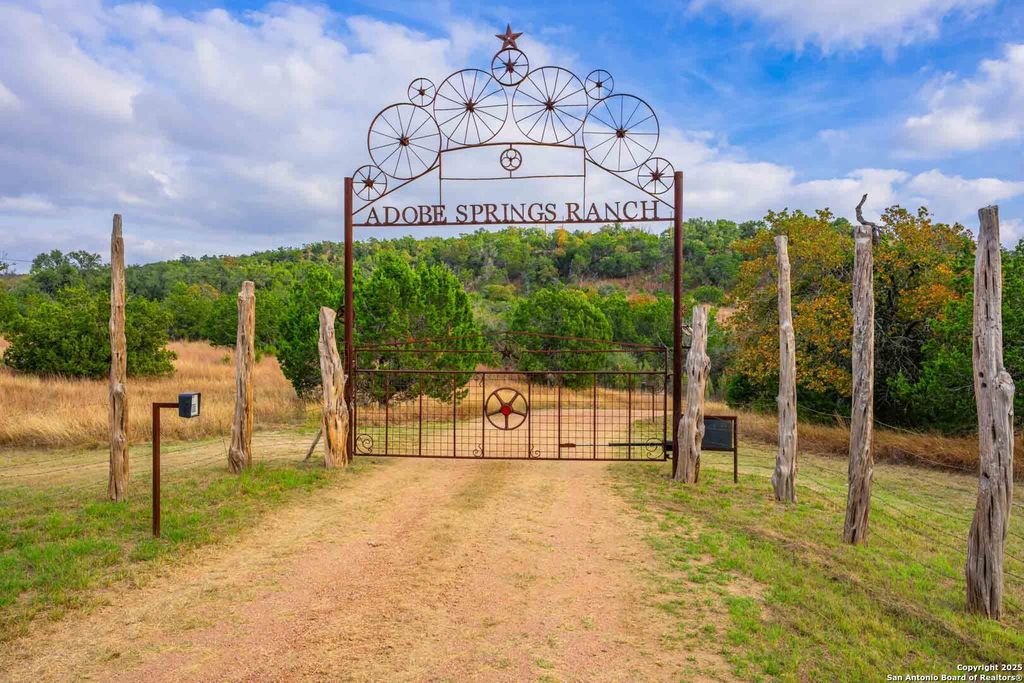 7625 N State Highway 16, Fredericksburg, TX 78624