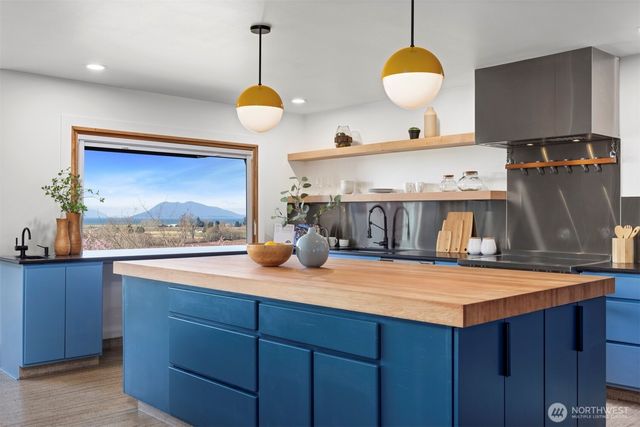 16021 Colony Road, Burlington, WA 98232