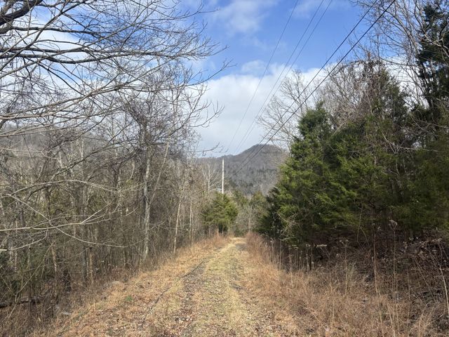 1 Lick Creek Rd, Hartsville, TN 37074