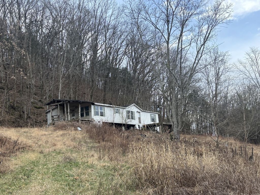 1 Lick Creek Rd, Hartsville, TN 37074