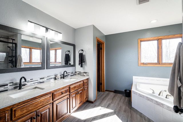 5290 Fawn TRAIL, Hartford, WI 53027