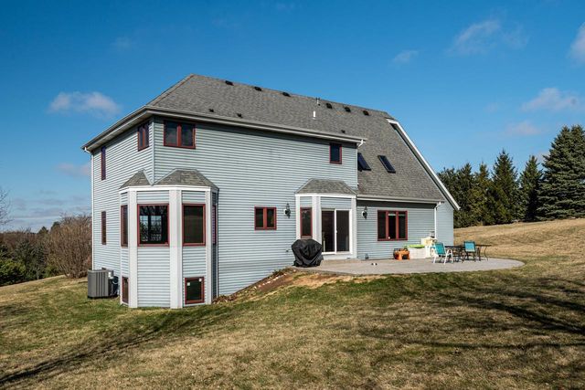 5290 Fawn TRAIL, Hartford, WI 53027