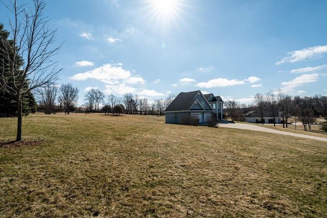 5290 Fawn TRAIL, Hartford, WI 53027