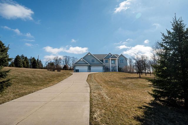 5290 Fawn TRAIL, Hartford, WI 53027