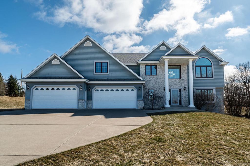 5290 Fawn TRAIL, Hartford, WI 53027