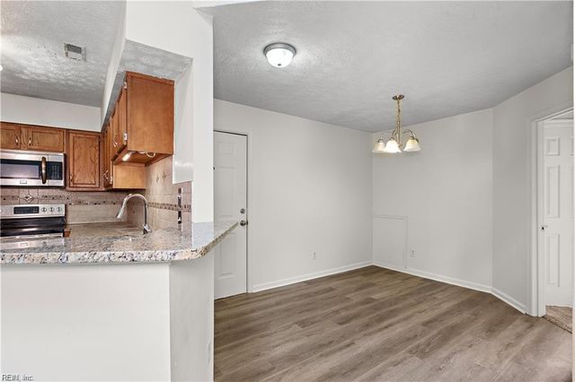 744 Rock Crest Ct Apt 303, Newport News, VA 23602