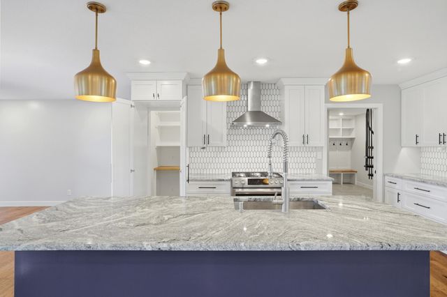 711 ADDIE LN, Centralia, MO 65240