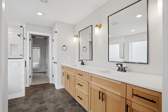 711 ADDIE LN, Centralia, MO 65240