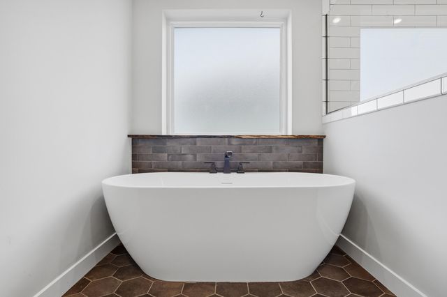 711 ADDIE LN, Centralia, MO 65240