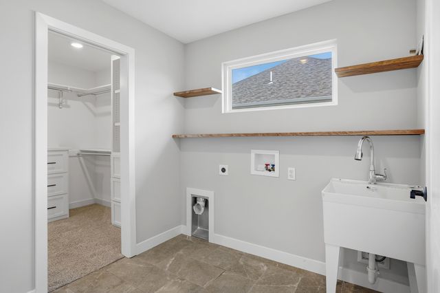 711 ADDIE LN, Centralia, MO 65240