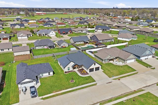 711 ADDIE LN, Centralia, MO 65240