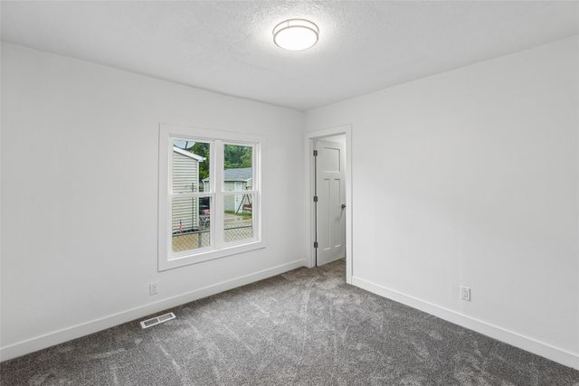 2533 E 23rd Street, Des Moines, IA 50317