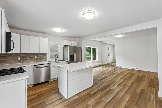 2533 E 23rd Street, Des Moines, IA 50317