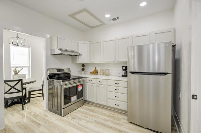 610 E Magnolia Street, Angleton, TX 77515