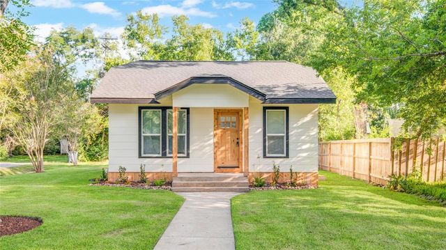 610 E Magnolia Street, Angleton, TX 77515