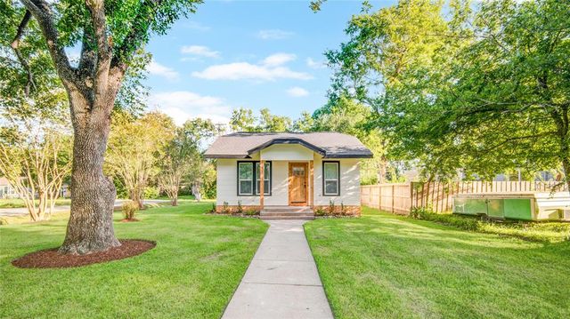 610 E Magnolia Street, Angleton, TX 77515