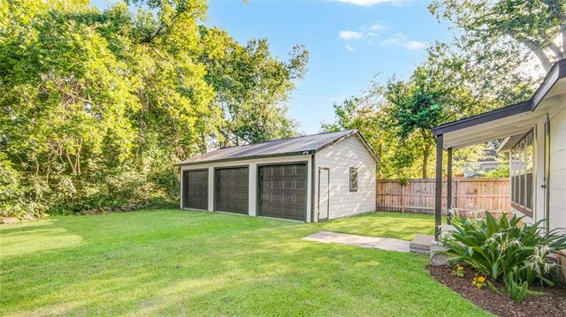 610 E Magnolia Street, Angleton, TX 77515