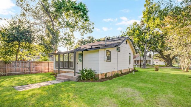 610 E Magnolia Street, Angleton, TX 77515