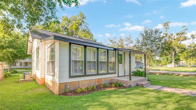 610 E Magnolia Street, Angleton, TX 77515