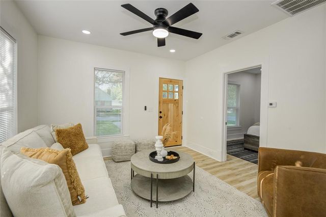 610 E Magnolia Street, Angleton, TX 77515